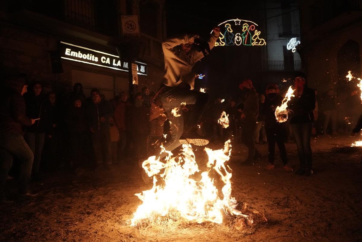 Salt a les fogueres que es formen llançant les faies a punt de consumir-se