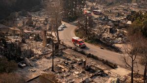 Los restos de viviendas tras el incendio Palisades en el barrio Pacific Palisades de Los Ángeles.
