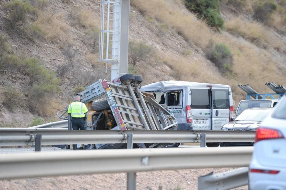 Atascos kilométricos tras el accidente de una furgoneta en la A7