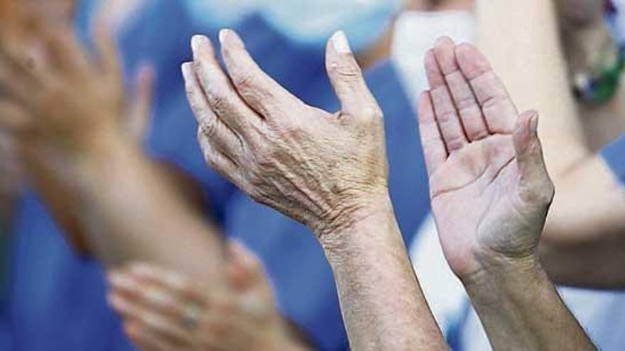 Personal sanitario agradece los aplausos recibidos todos los días a las ocho de la tarde.