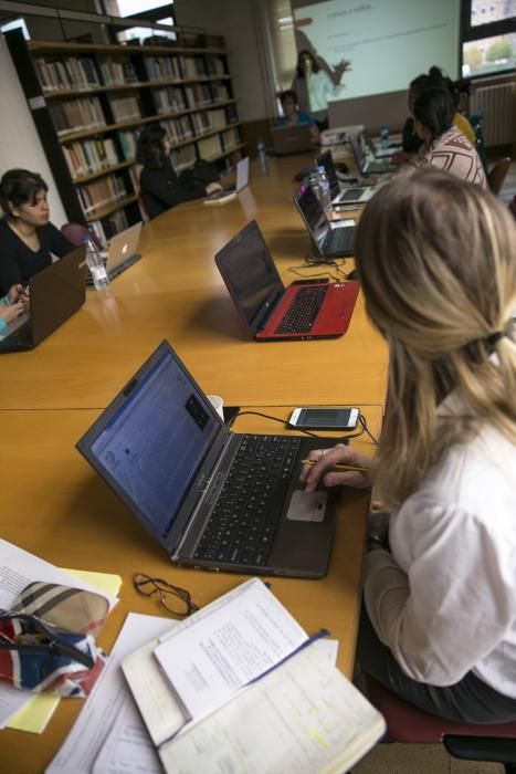 "Editatón" de la Wikipedia en la biblioteca del Campus de Humanidades