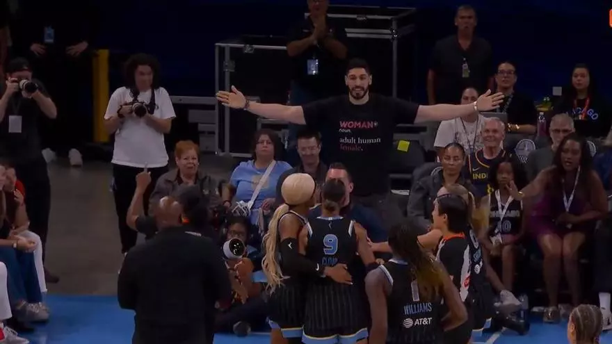 Lío en la WNBA: ¡Enes Kanter se encara con una jugadora y acaba expulsado!