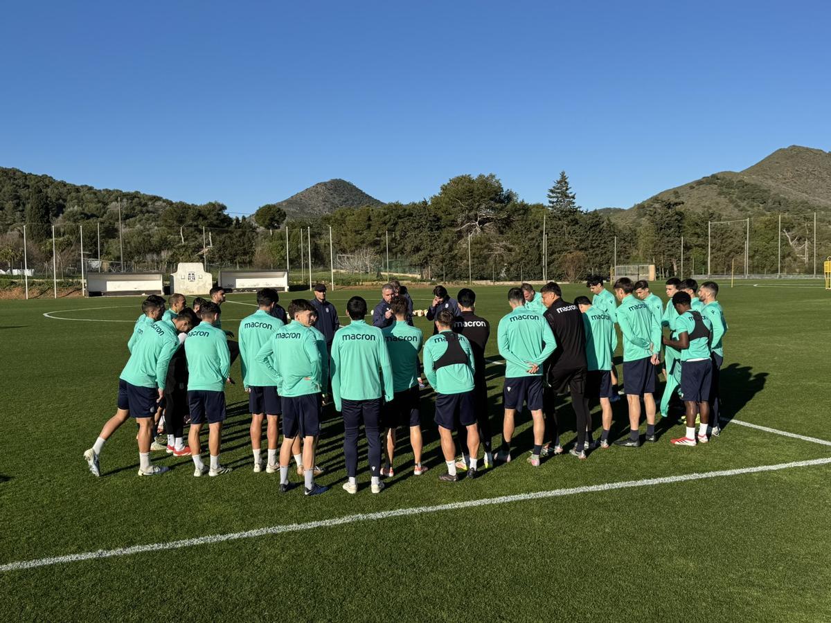 El equipo se reúne en torno a Javi Rey en una sesión de entrenamiento de esta semana