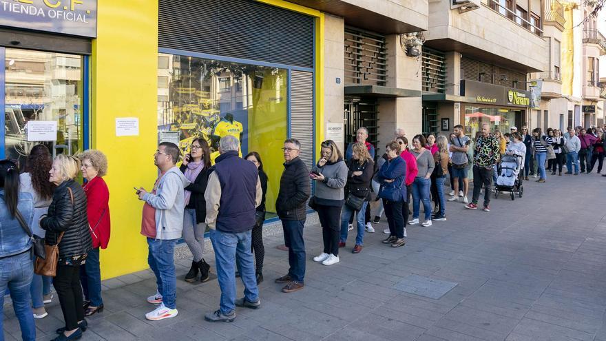 Largas colas para conseguir una entradas para el Partido de Leyendas del Centenario del Villarreal