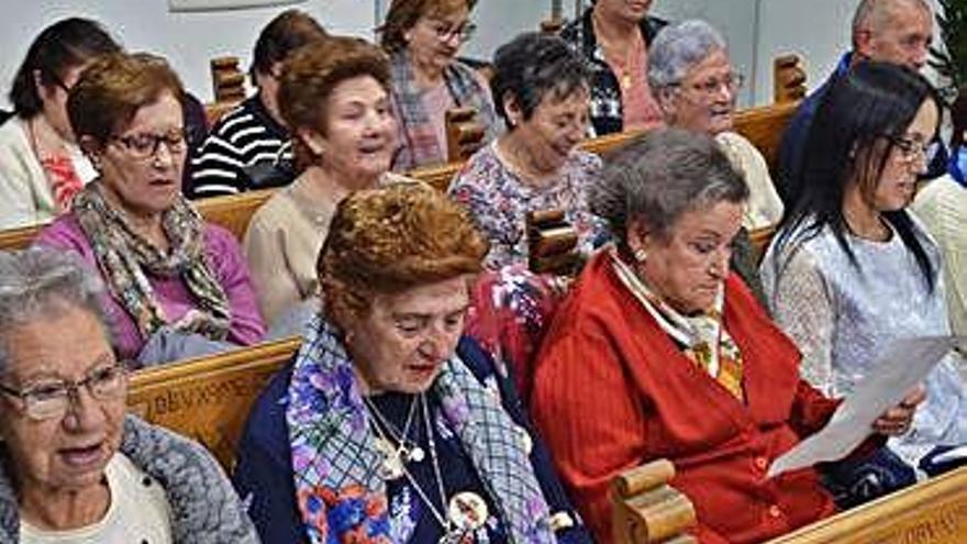 Un grupo de participantes entonando un villancico.