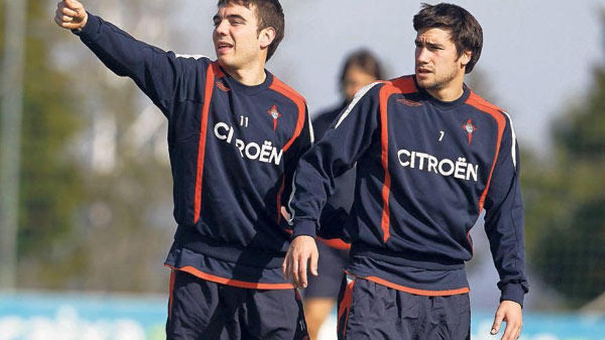 Iago Aspas señala jugada en presencia de Dani Abalo durante el entrenamiento matinal celebrado ayer en A Madroa. // Ricardo Grobas