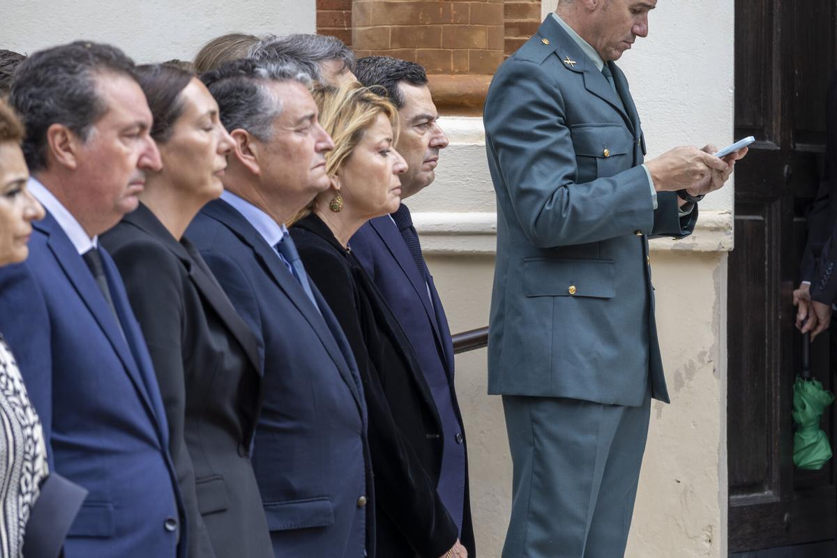 El presidente de la Junta de Andalucía, Juanma Moreno (2d), y el consejero de Sanidad, Presidencia y Emergencias de la Junta de Andalucía, Antonio Sanz (4d), durante la misa funeral.