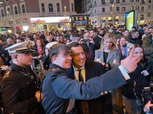 Juanma Moreno se da un baño de masas en Madrid en la presentación del anuncio Andalusian crush