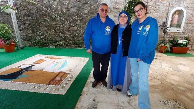 La aparición de la Virgen a Sor Lucía inspira una alfombra de polvo de conchas y marmolina