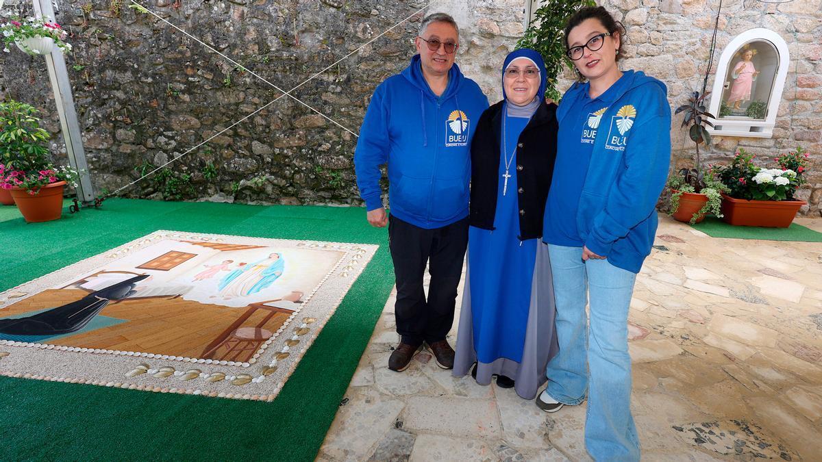 La madre superiora, María de Iranzu, junto a Ataulfo Cortizo y Araceli Quiroga, de Conches e Flores de Bueu.