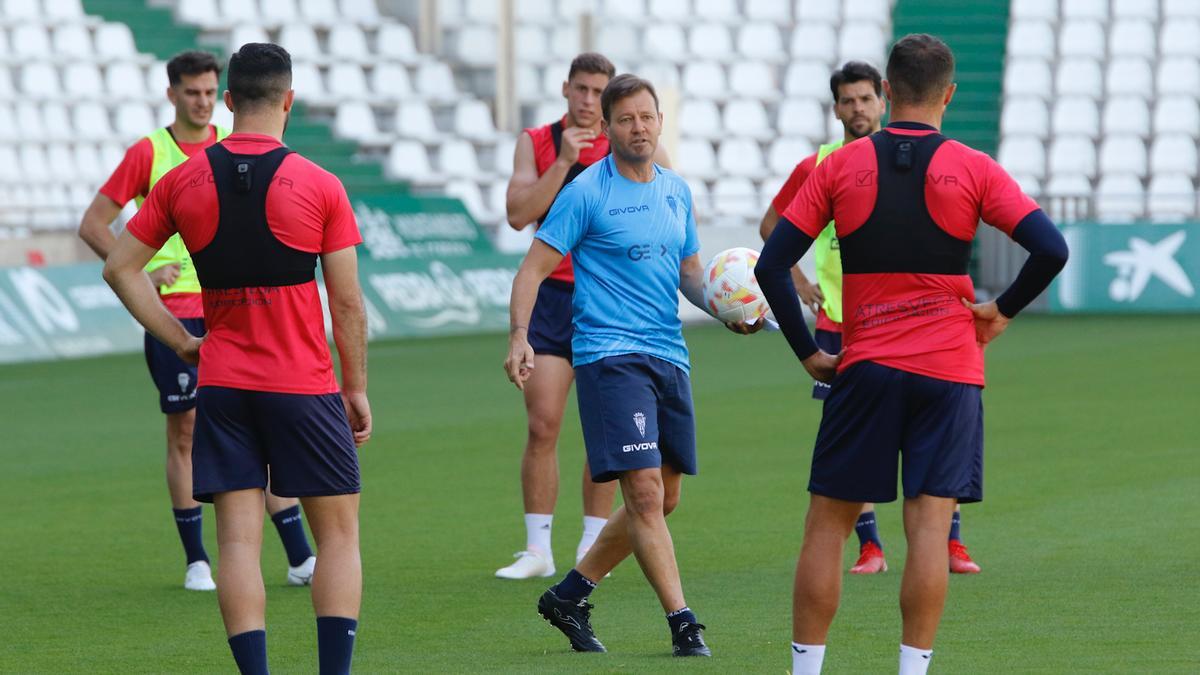 Manuel Mosquera da instrucciones durante su primer entrenamiento en el Córdoba CF, este martes, en El Arcángel.