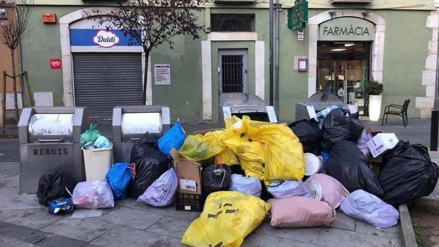 Primera jornada de la vaga d&#039;escombraries a la plaça Triangular