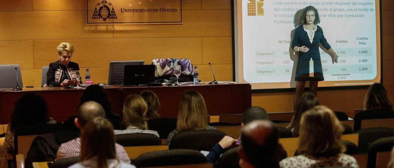 Teresa Vega y Luisa Cueva, ayer, en el Centro de Servicios Universitarios de Avilés.