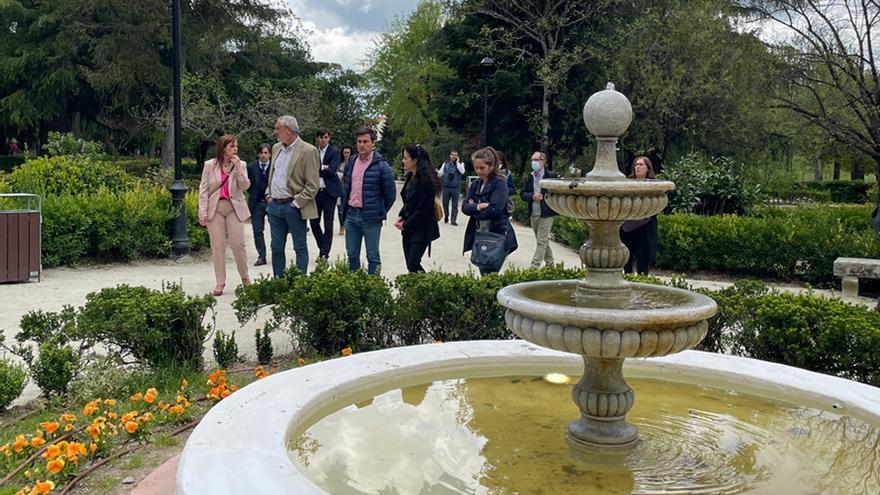 Las autoridades, ayer en el jardín histórico de Hervás.