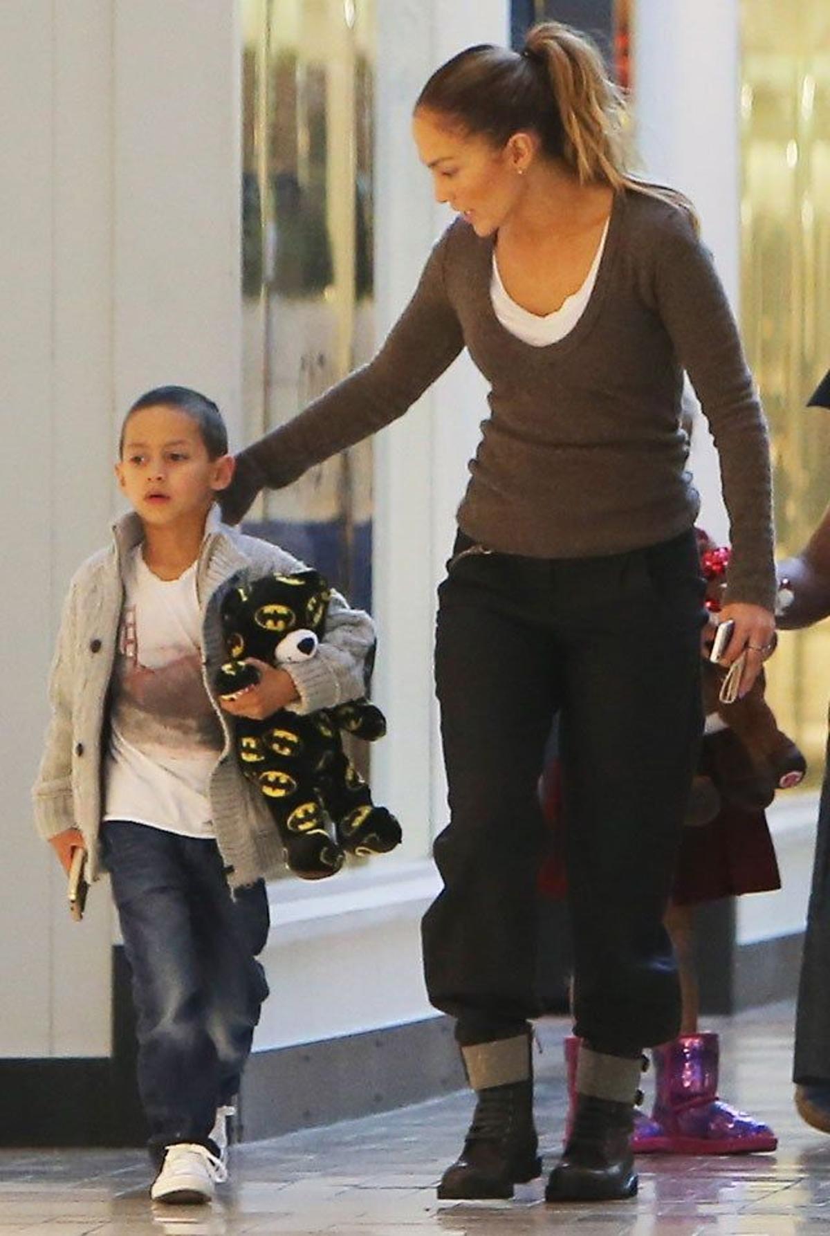 Max y Jennifer Lopez van hablando mientras pasean por un centro comercial