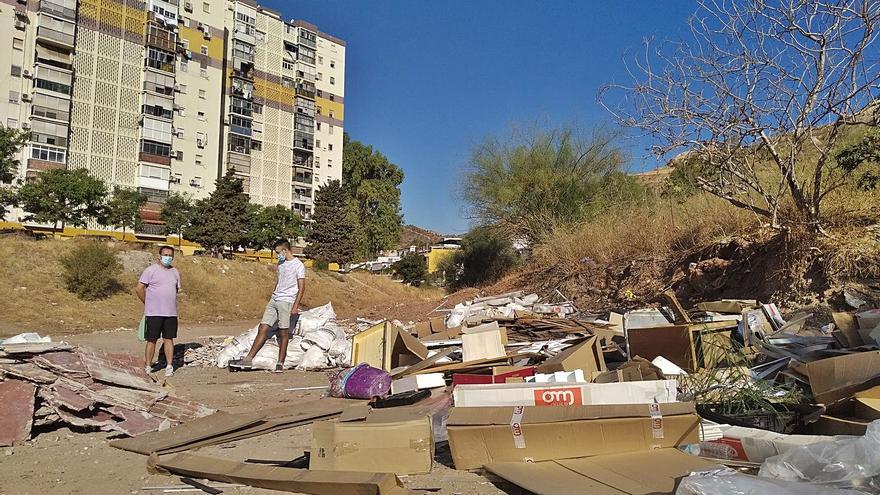 Escombrera junto a la calle Werther, ayer, con los bloques de La Palma al fondo.