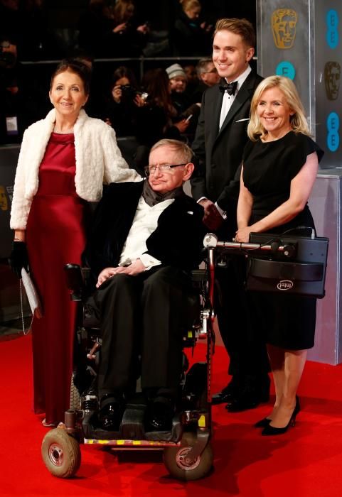 Stephen Hawking con su ex esposa Jane Hawking y su hija Lucy Hawking en los premios BAFTA 2015.