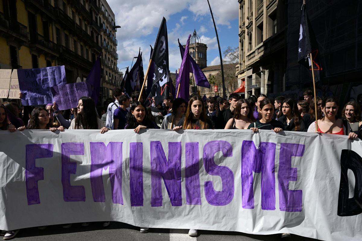 Estudiantes se manifiestan en Barcelona por el 8M