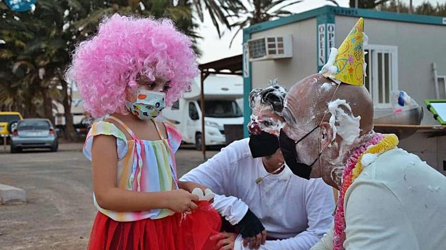 Dos payasos conversan con una pequeña asistente al Festival. | | ONDA FUERTEVENTURA.