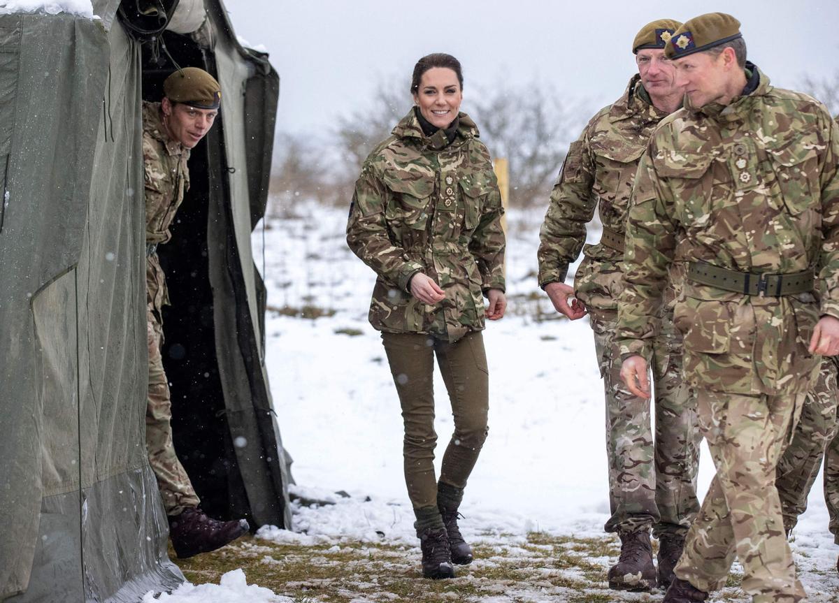 La Princesa de Gales, Catalina practica simulacros de soldados heridos durante su visita al 1er Batallón de Guardias Irlandeses en un ejercicio de entrenamiento cerca de Salisbury, sur de Inglaterra, el 8 de marzo de 2023
