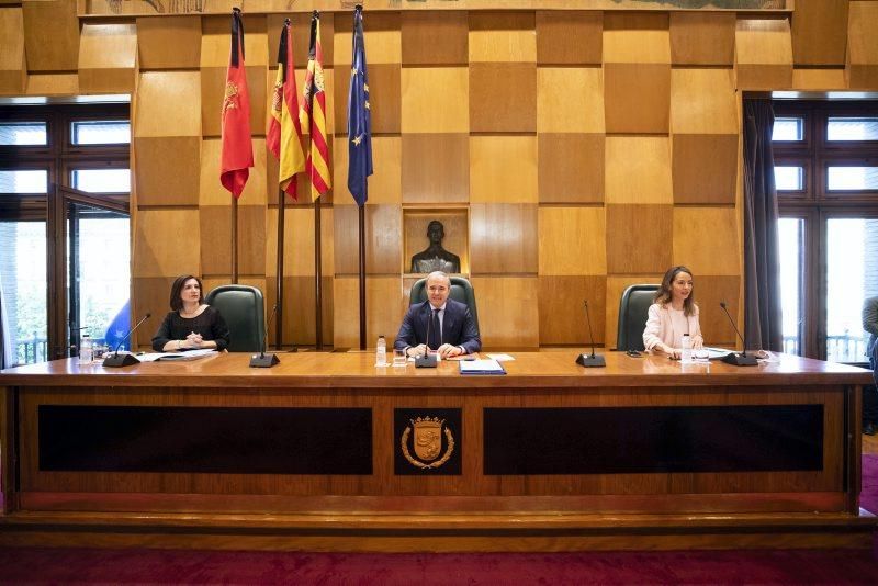 Pleno del Ayuntamiento y firma del dictamen para hacer frente a la crisis social