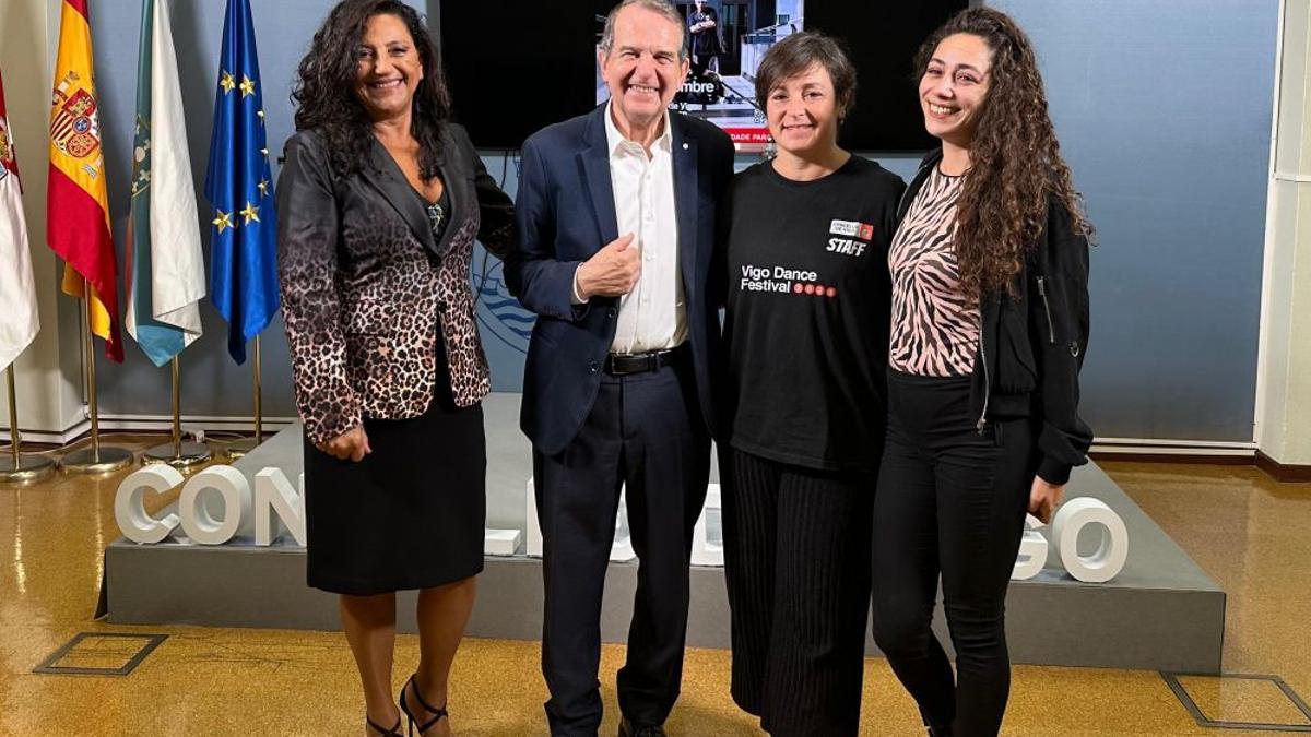 Abel Caballero con las responsables del Vigo Dance Festival 2025, Marta Díaz, Cristina Rodríguez y Cristina Lagoet.