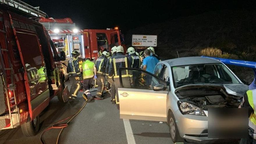 Bomberos rescataron a la víctima de su coche