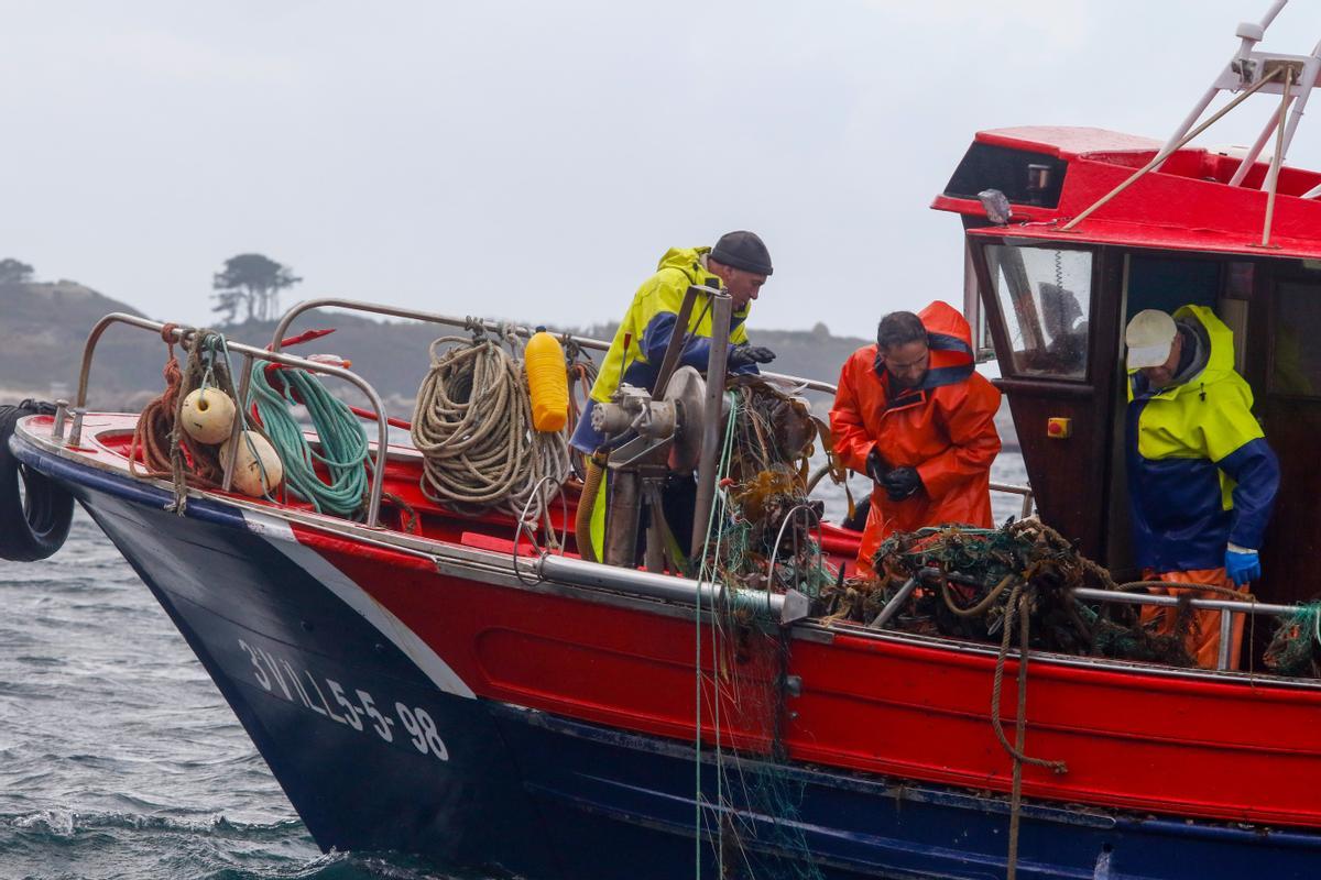 Pesca de centollo con miños en la ría de Arousa.   | //  IÑAKI ABELLA