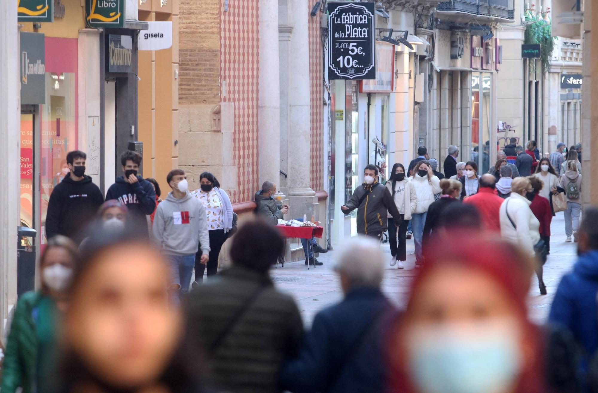 Colas en los comercios de Málaga el día antes del cierre de la actividad