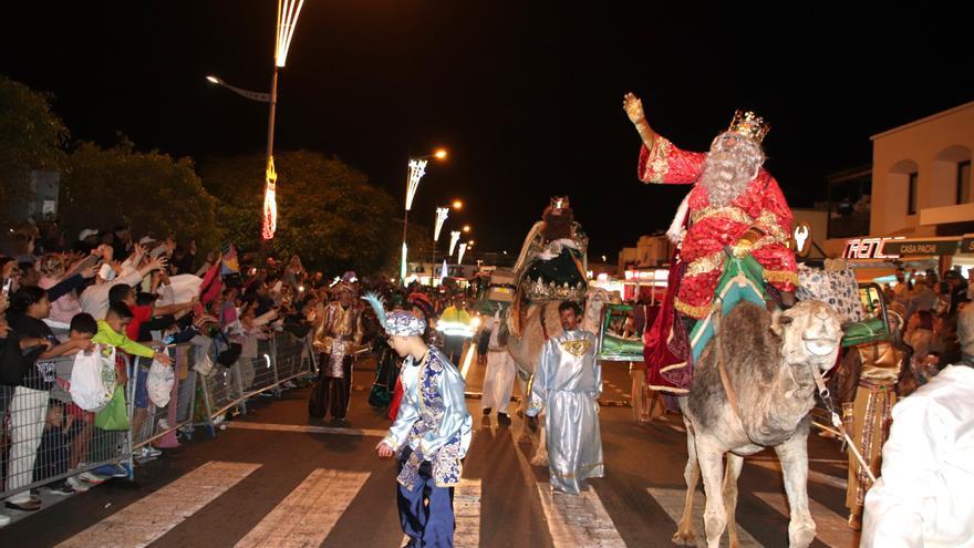Yaiza y Playa Blanca rebosan alegría en las cabalgatas de Reyes Magos