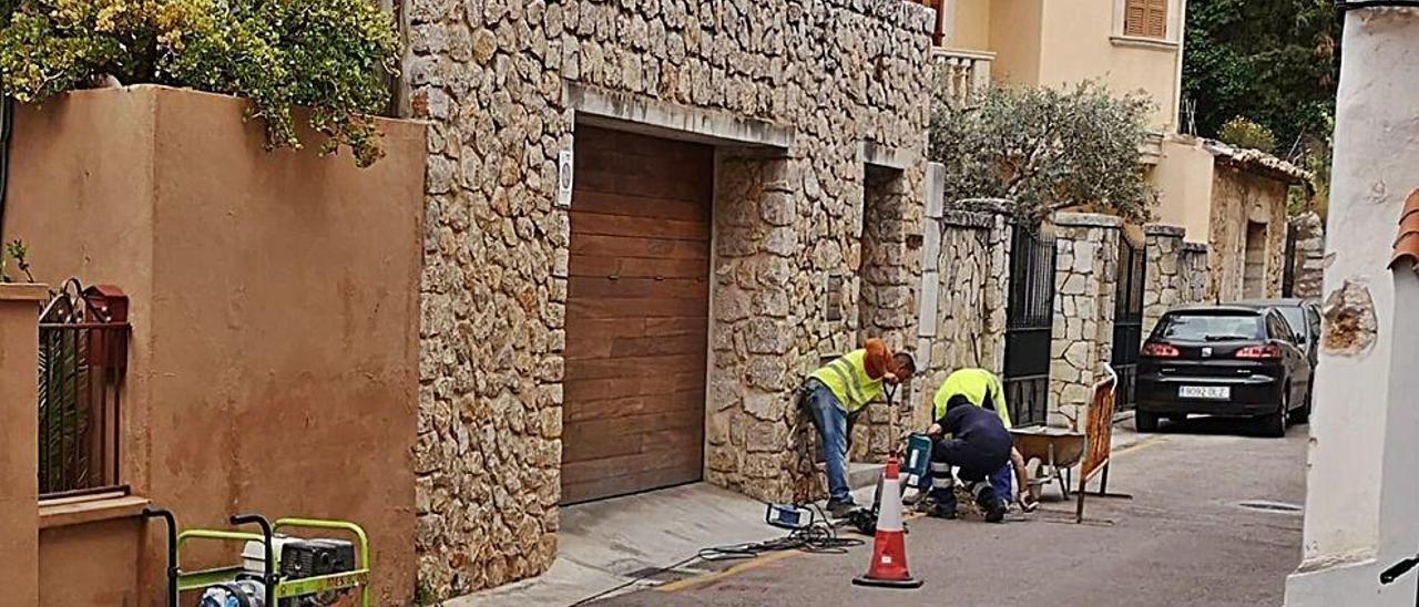 Operarios realizando una cata previa a las obras que se debían ejecutar en la calle Pontarró.