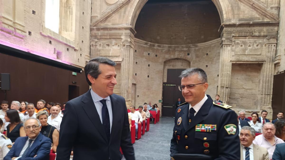 El alcalde de Córdoba, José María Bellido, junto al nuevo jefe de la Policía Local, José Luis Delgado.
