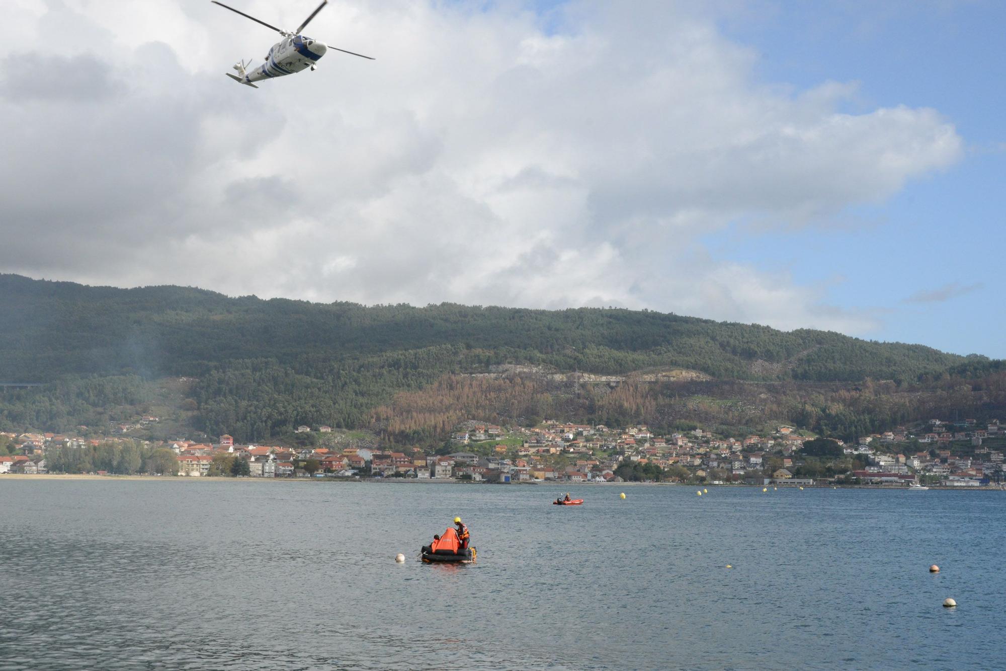 Escenas del simulacro de rescate frente a Moaña.