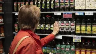 Máxima preocupación por las "bolitas blancas" en el aceite de oliva del supermercado