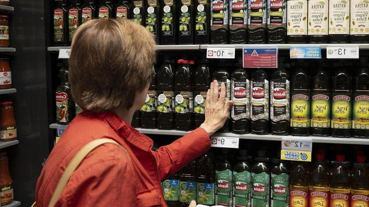 Máxima preocupación por las bolitas blancas en el aceite de oliva del supermercado