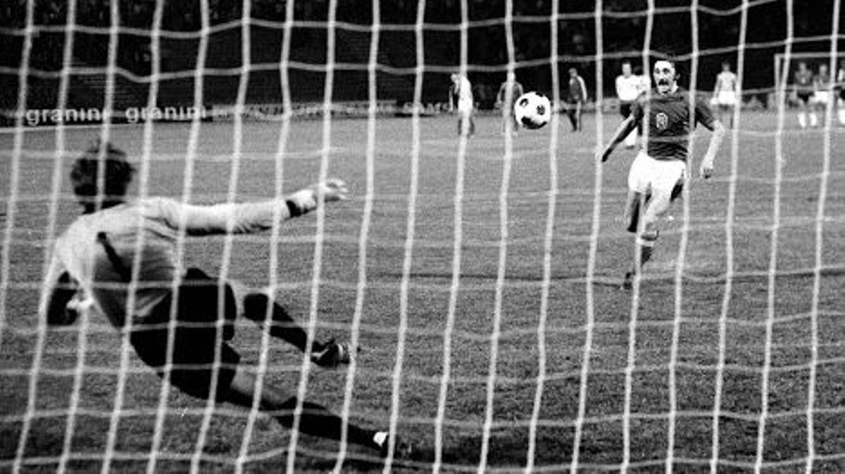 Belgrado, 20 de junio de 1976: Maier se vence a su izquierda y el balón tocado por Panenka cae en parábola y proclama a Checoslovaquia campeona de Europa