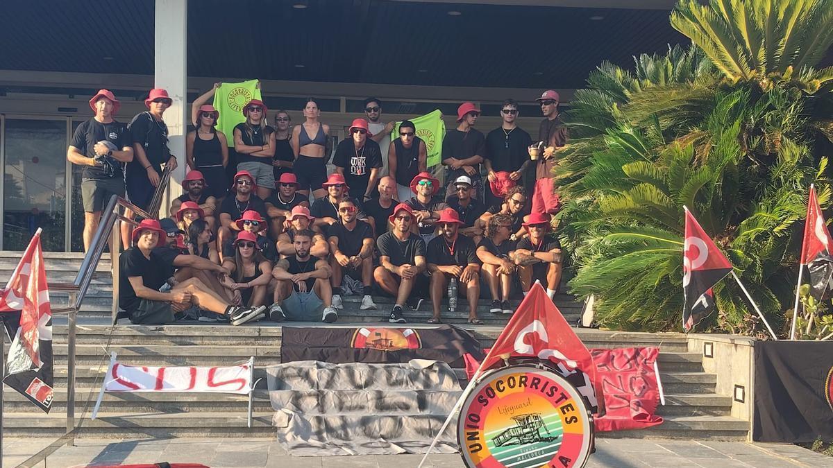 Los socorristas de Calvià, este jueves, delante del Ayuntamiento