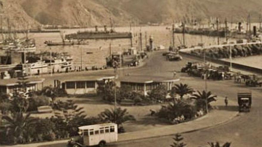Foto de principios del siglo XX del aspecto que presentaba a la altura de la plaza de España el puerto de S. C. de Tenerife.