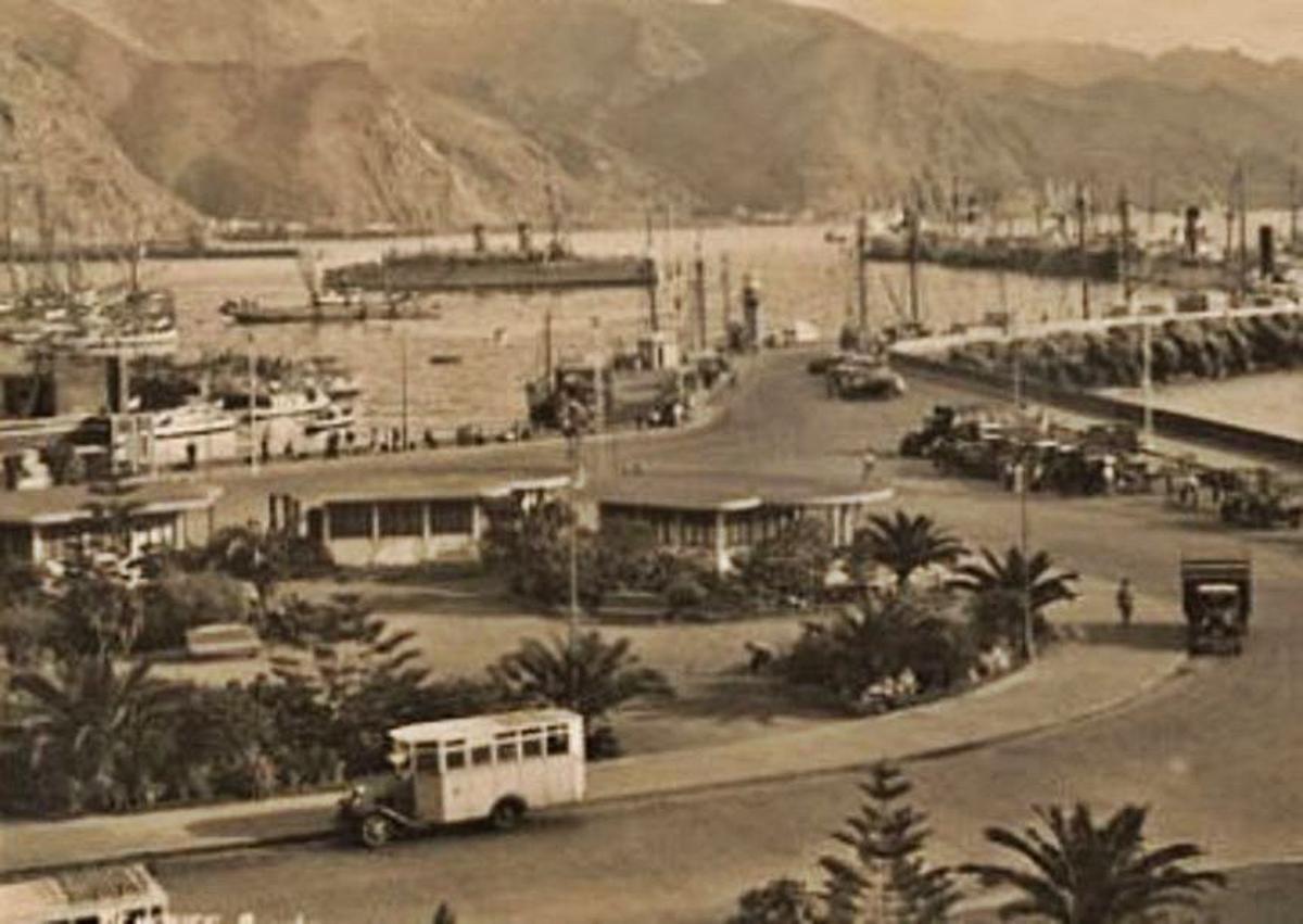 Foto de principios del siglo XX del aspecto que presentaba a la altura de la plaza de España el puerto de S. C. de Tenerife.