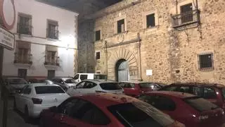 La parte antigua de Cáceres, patrimonio de la Humanidad, un gran aparcamiento