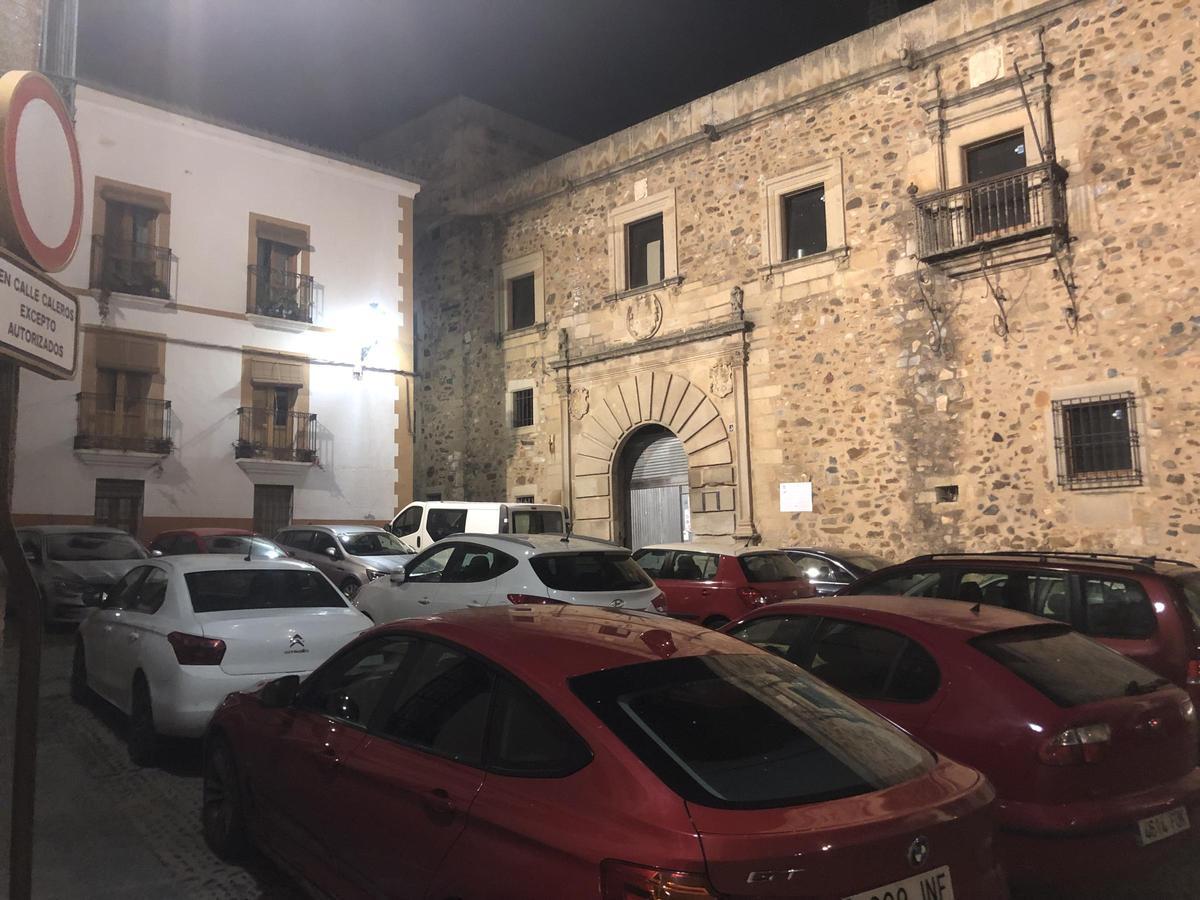 Coches aparcados en la plaza de Santiago de Cáceres.