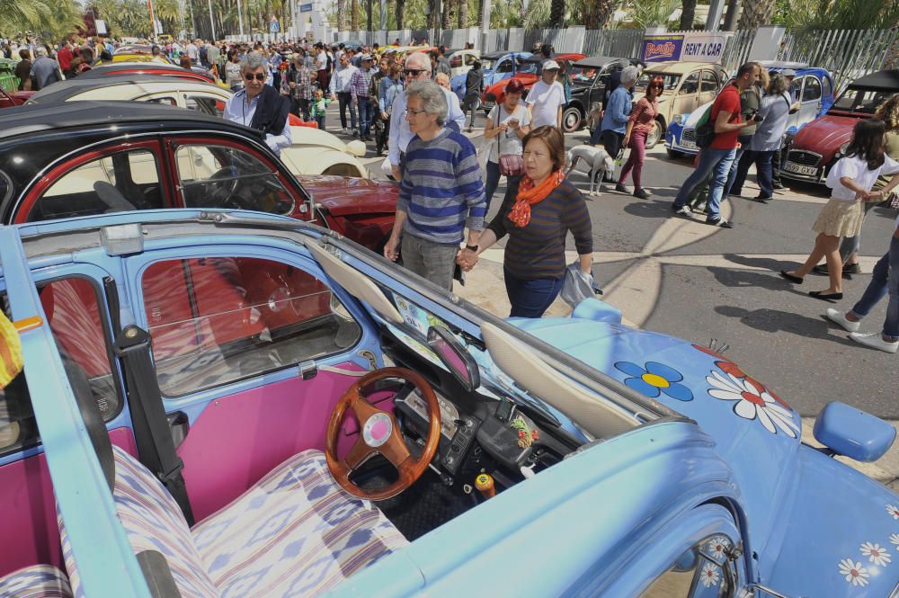 Los Citroën 2CV toman el Paseo de la Estación y el parking de Candalix