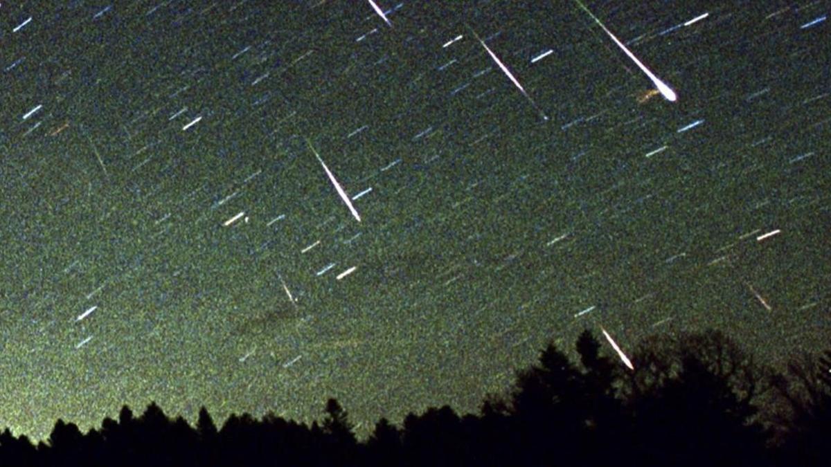 Una lluvia de meteoros Leónidas atraviesa el cielo en la ciudad de Rikubetsu, en Japón en una imágen de archivo del 19 de noviembre de 2001.