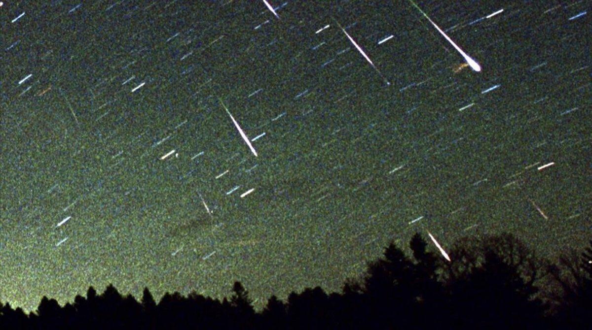 zentauroepp206809 a shower of leonid meteors streak across the sky in rikubets201116191718