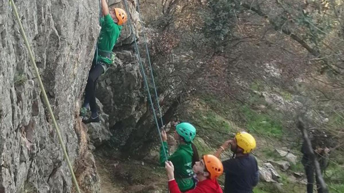 Los jóvenes alumnos se enfrentan a su primera pared natural. | Cedida