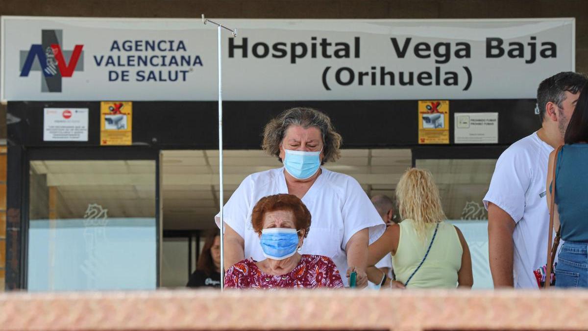 Primer día de mascarilla obligatoria en el hospital Vega Baja.