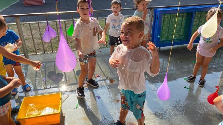 La escuela infantil municipal celebró su fiesta del agua. |   // FDV