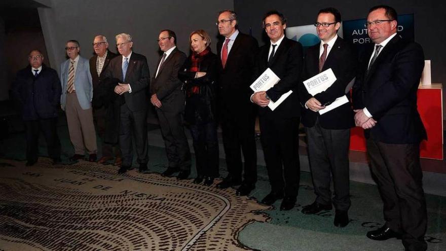 Por la izquierda, los exdirectores del Puerto Miguel Villalobos y Antonio Navarro, los expresidentes Manuel Ponga y Manuel Martín Ledesma; el presidente en activo, Santiago Rodríguez Vega; la alcaldesa de Avilés, Mariví Monteserín; José Llorca; el viceconsejero de Cultura, Vicente Domínguez, el profesor Miguel Calleja y el vicerrector de Extensión Universitaria, Leopoldo Sánchez, en la cúpula del Niemeyer, ayer, tras la presentación del libro.