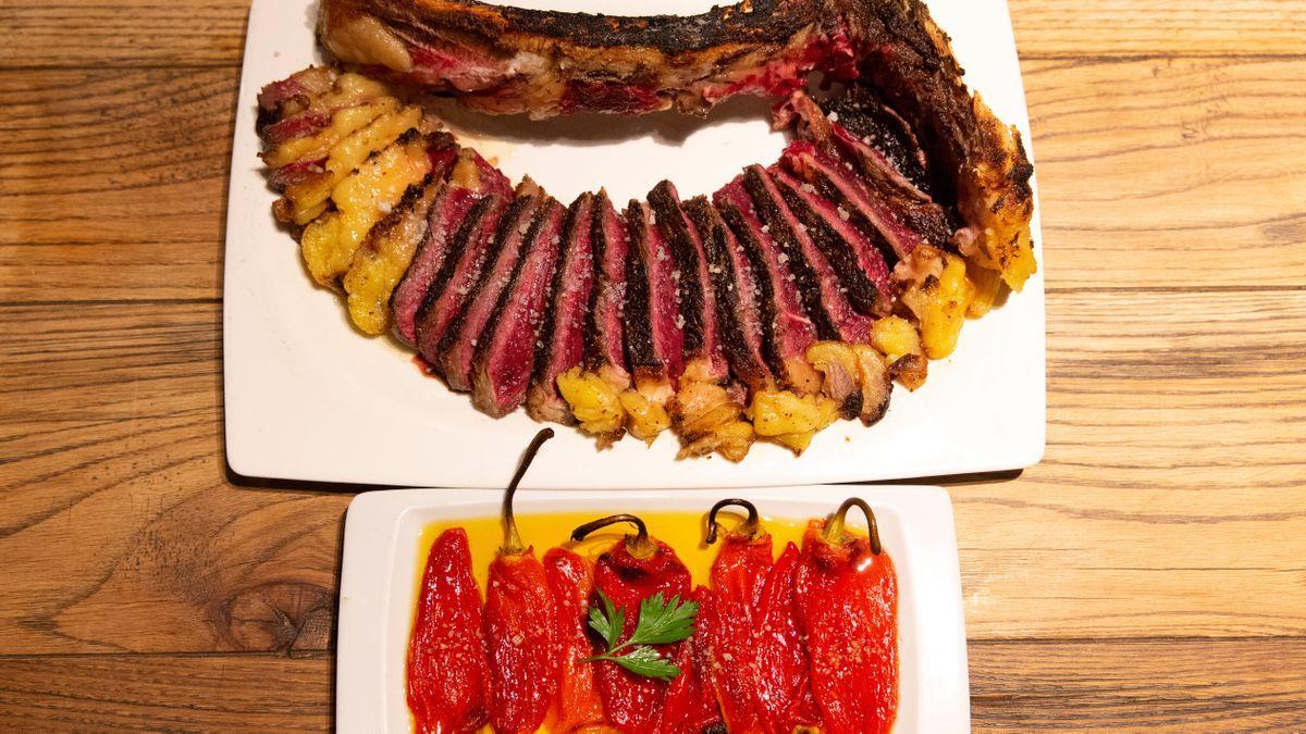 Un chuletón de dos kilos y medio con pimientos del piquillo.
