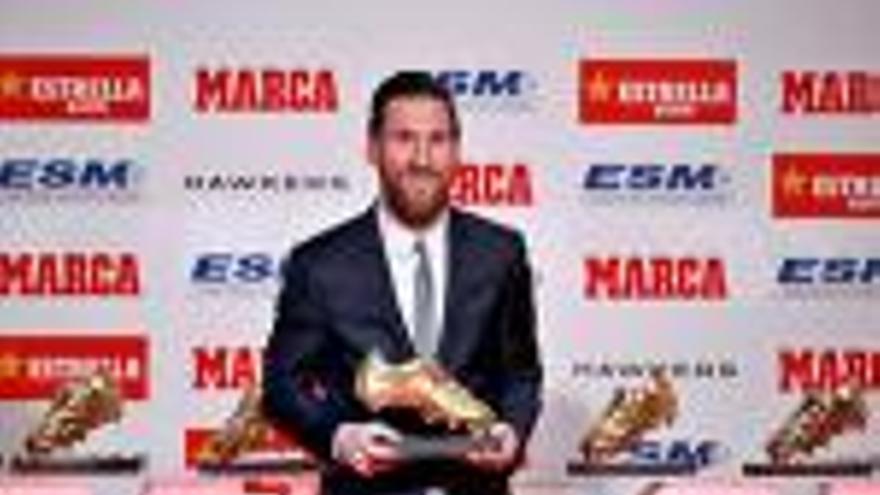 Leo Messi, somrient, amb els seus cinc trofeus de Bota d&#039;Or.